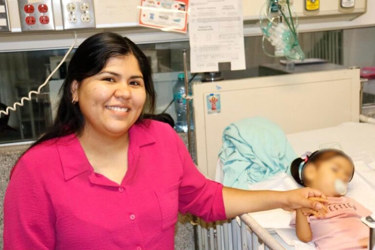 Especialistas del IMSS Sonora conectan esófago al estomago de una menor